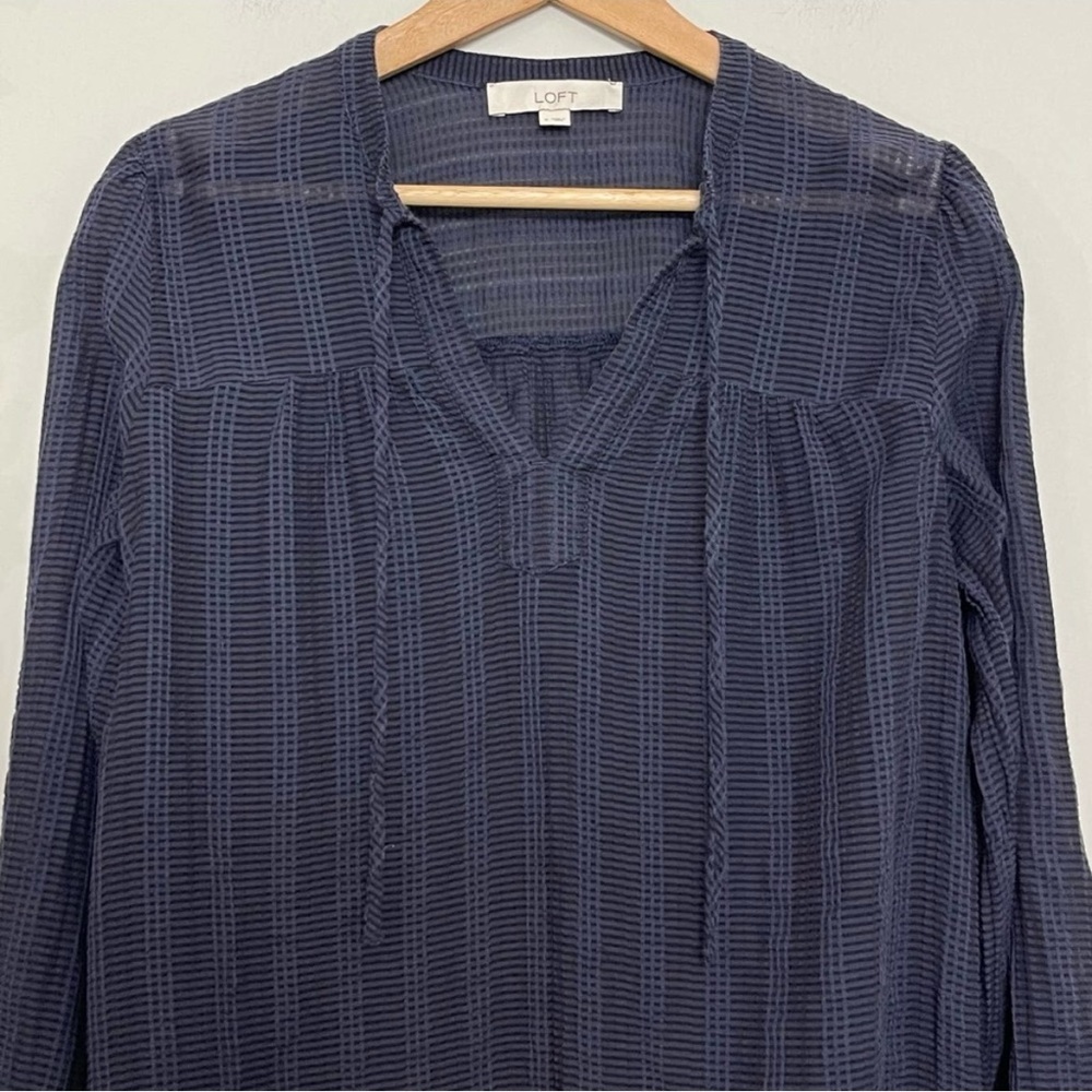 📦LAST CHANCE📦 Loft | Textured Navy Split Neck Blouse - Picture 5 of 9